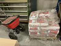 Partij strooizout en strooiwagen - afbeelding 1 van  5