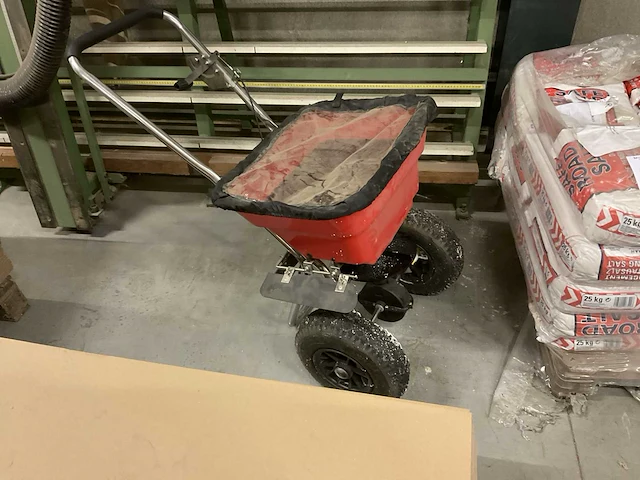 Partij strooizout en strooiwagen - afbeelding 2 van  5