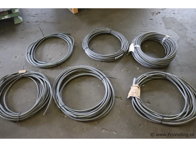 Partij stroomkabels, diverse maten en soorten o.a. 2x4 en 4x4 - afbeelding 1 van  13