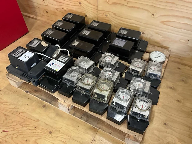 Partij stroommeters en schakelklokken - afbeelding 1 van  7