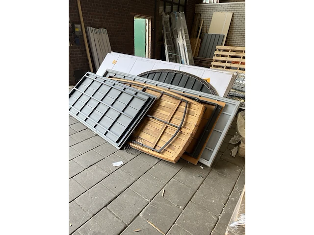 Partij tafelbladen voor tuintafels - afbeelding 9 van  11