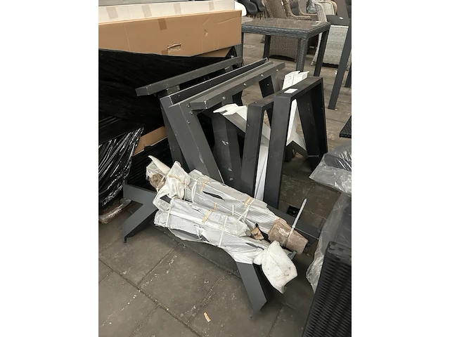 Partij tafelpoten voor tuintafels - afbeelding 1 van  6