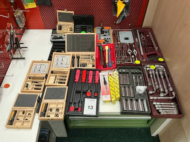Partij tangen, dopsleutels en reparatiesets - afbeelding 1 van  7