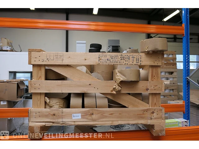 Partij tape in houten krat - afbeelding 1 van  5