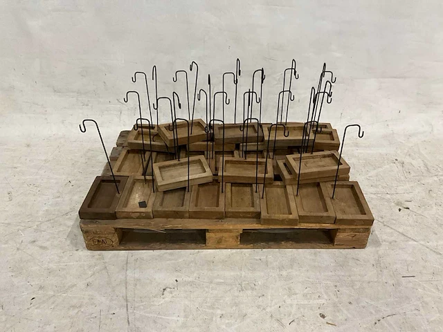 Partij teakhouten bakjes met hanger - afbeelding 1 van  3