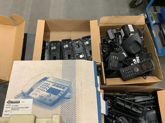 Partij telefoons en toebehoren - afbeelding 4 van  8