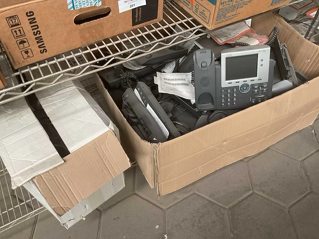 Partij telefoons - afbeelding 1 van  3
