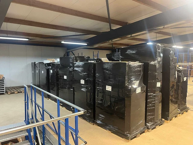 Partij televisies - retourgoederen - 240 items - afbeelding 1 van  5