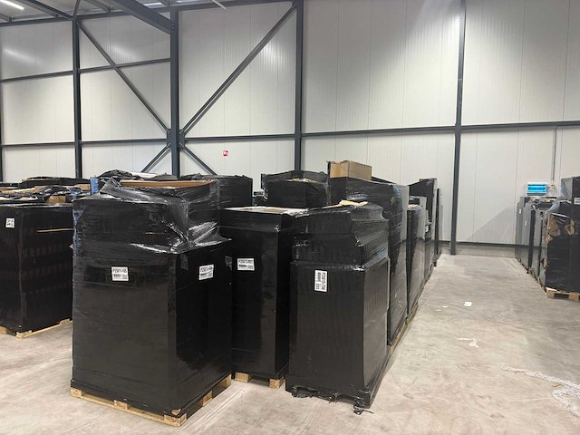 Partij televisies - retourgoederen - 246 items - afbeelding 1 van  12