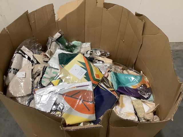 Partij textiel - afbeelding 1 van  6