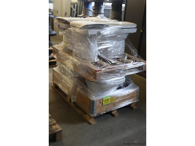 Partij toiletpotten en toebehoren op pallet | nieuw - afbeelding 1 van  6