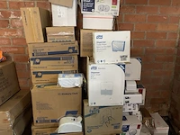 Partij tork en kimberly clark, handdoek en toiletdispensers - afbeelding 1 van  11