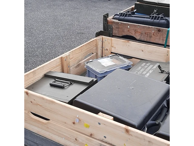 Partij transportkisten en koffers - afbeelding 3 van  6