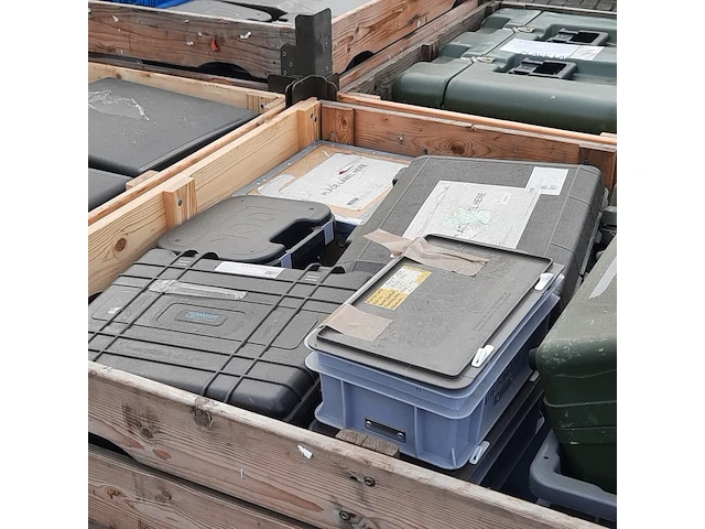 Partij transportkisten en koffers - afbeelding 3 van  6