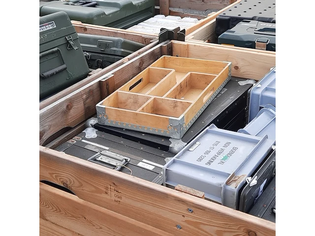 Partij transportkisten en koffers - afbeelding 2 van  7