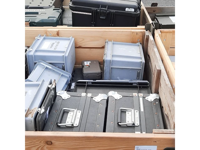 Partij transportkisten en koffers - afbeelding 4 van  7