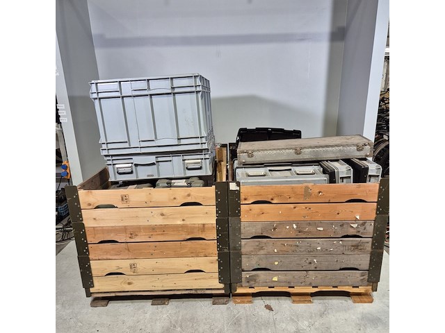 Partij transportkisten en koffers - afbeelding 1 van  9