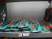Partij tuingereedschap bestaande uit o.a. tangen & diverse tuinslangkoppelingen - afbeelding 1 van  6