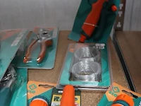Partij tuingereedschap bestaande uit o.a. tangen & diverse tuinslangkoppelingen - afbeelding 4 van  6
