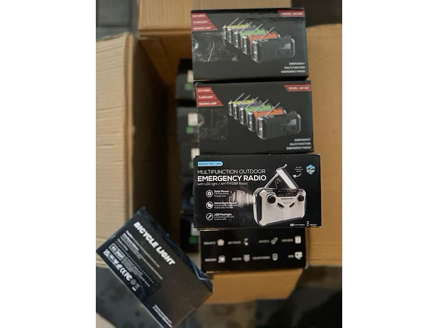 Partij van 18 noodradio’s – crank, solar & powerbankfunctie – retourpartij, mix - afbeelding 1 van  6