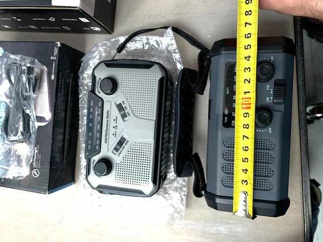 Partij van 18 noodradio’s – crank, solar & powerbankfunctie – retourpartij, mix - afbeelding 2 van  6
