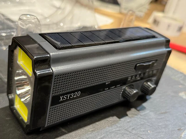 Partij van 18 noodradio’s – crank, solar & powerbankfunctie – retourpartij, mix - afbeelding 3 van  6