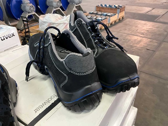 Partij veiligheidsschoenen - afbeelding 6 van  9