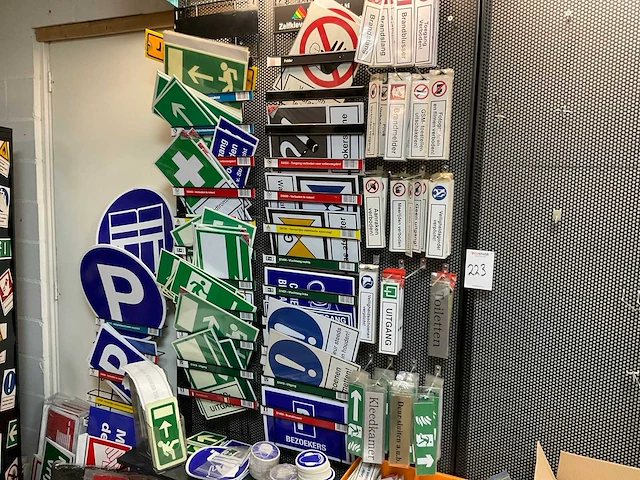 Partij veiligheidsstickers en tape - afbeelding 1 van  10