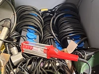Partij verdeeldozen, looplampen en vrachtwagen kabels - afbeelding 4 van  11