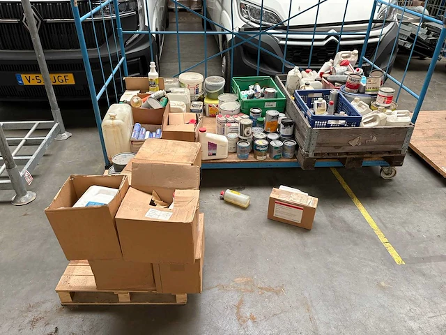Partij verf en toebehoren - afbeelding 1 van  3