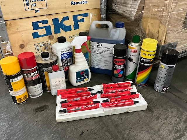 Partij verf, reiniging & smeermiddelen - afbeelding 1 van  13