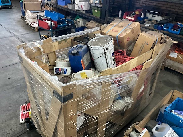 Partij verf, reiniging & smeermiddelen - afbeelding 8 van  13