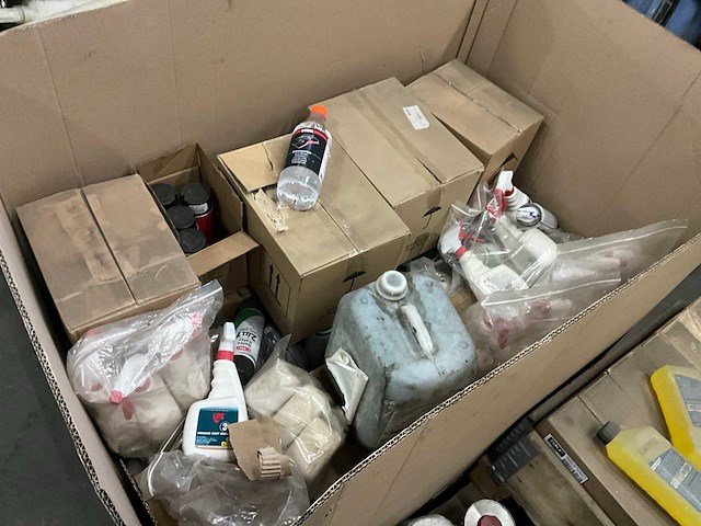 Partij verf, reiniging & smeermiddelen - afbeelding 10 van  13