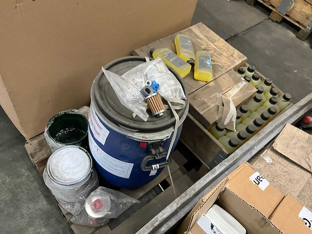 Partij verf, reiniging & smeermiddelen - afbeelding 11 van  13