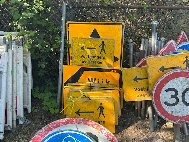 Partij verkeersborden - afbeelding 7 van  8