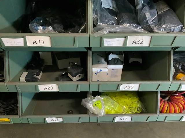 Partij verlichting, stekkers en bekabeling - afbeelding 2 van  39