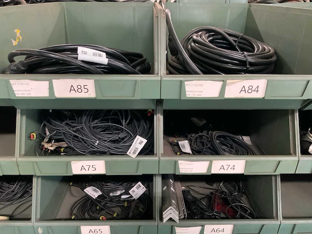 Partij verlichting, stekkers en bekabeling - afbeelding 3 van  39