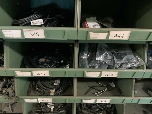 Partij verlichting, stekkers en bekabeling - afbeelding 5 van  39
