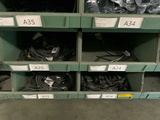 Partij verlichting, stekkers en bekabeling - afbeelding 6 van  39
