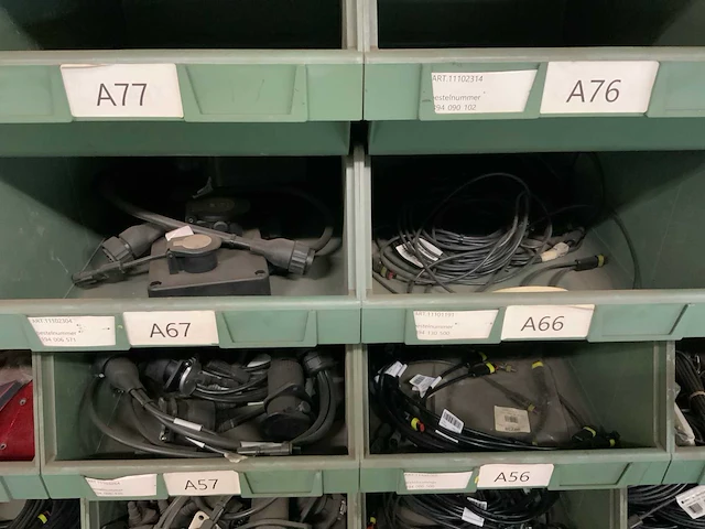 Partij verlichting, stekkers en bekabeling - afbeelding 8 van  39
