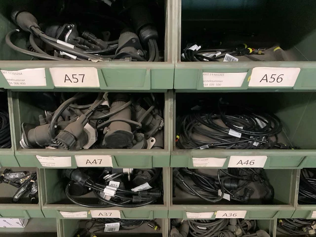 Partij verlichting, stekkers en bekabeling - afbeelding 9 van  39