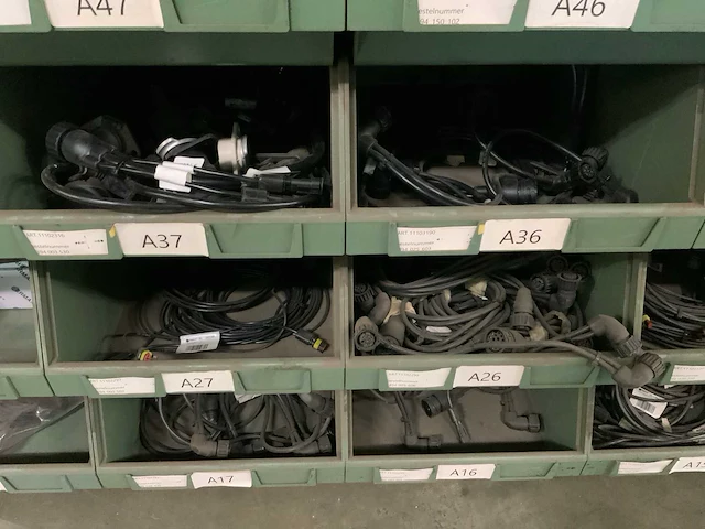 Partij verlichting, stekkers en bekabeling - afbeelding 10 van  39