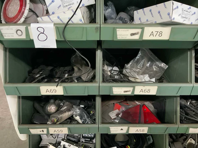 Partij verlichting, stekkers en bekabeling - afbeelding 13 van  39