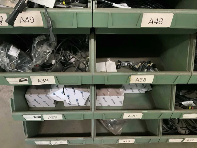 Partij verlichting, stekkers en bekabeling - afbeelding 15 van  39
