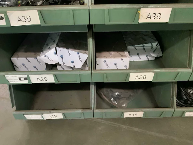 Partij verlichting, stekkers en bekabeling - afbeelding 16 van  39