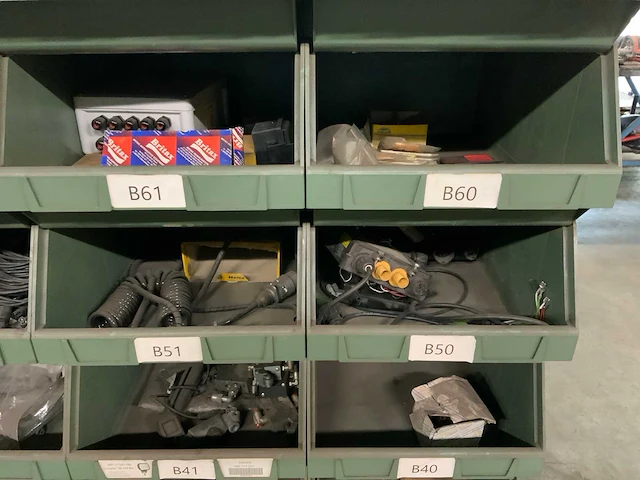 Partij verlichting, stekkers en bekabeling - afbeelding 18 van  39