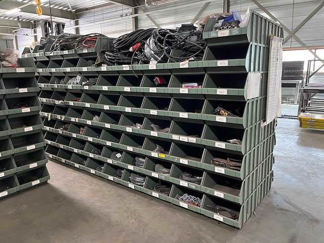 Partij verlichting, stekkers en bekabeling - afbeelding 12 van  39