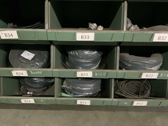 Partij verlichting, stekkers en bekabeling - afbeelding 25 van  39