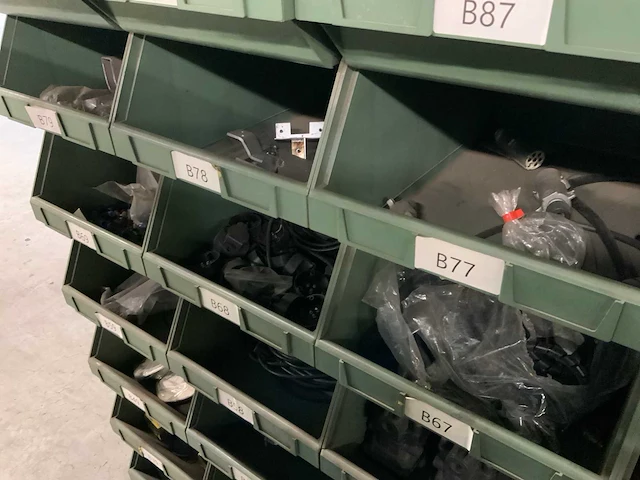 Partij verlichting, stekkers en bekabeling - afbeelding 31 van  39