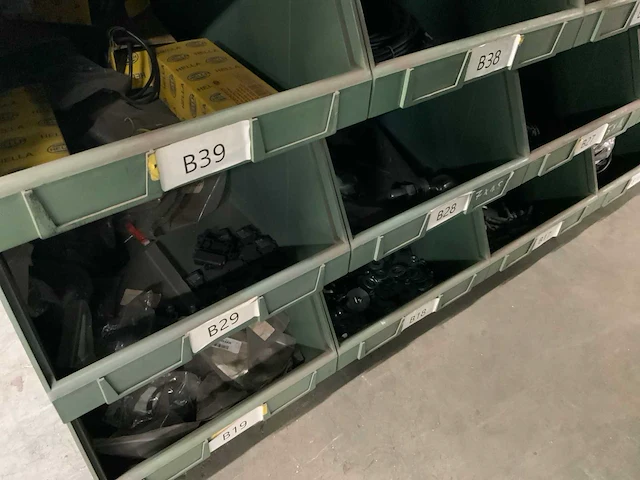 Partij verlichting, stekkers en bekabeling - afbeelding 33 van  39